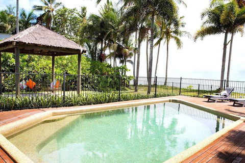 Absolute BeachFront Bliss @ Newell Beach - Accommodation Bookings 4