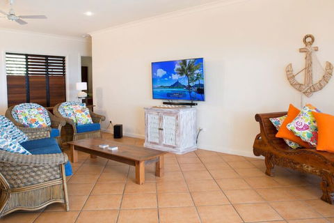Absolute BeachFront Bliss @ Newell Beach - Accommodation Bookings 5