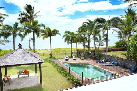 Absolute BeachFront Bliss @ Newell Beach - Accommodation Bookings 3
