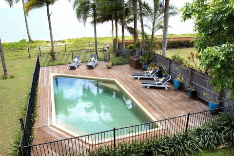 Absolute BeachFront Bliss @ Newell Beach - Accommodation Bookings 2