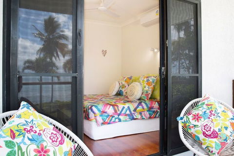 Absolute BeachFront Bliss @ Newell Beach - Accommodation Bookings 6