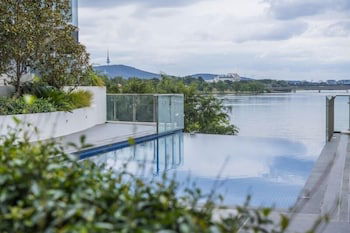 Accommodate Canberra - Lakefront - Accommodation Bookings 2