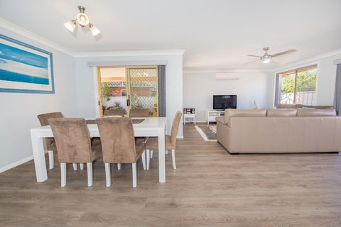 Pebble Pde 1 / 14 Fingal Bay - Accommodation Bookings 3