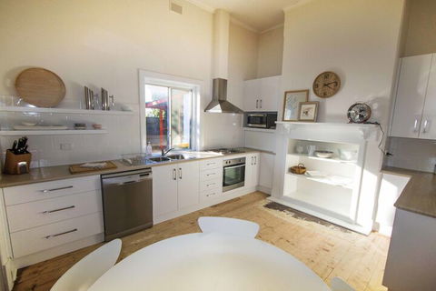 Doreen's - Accommodation Bookings 7
