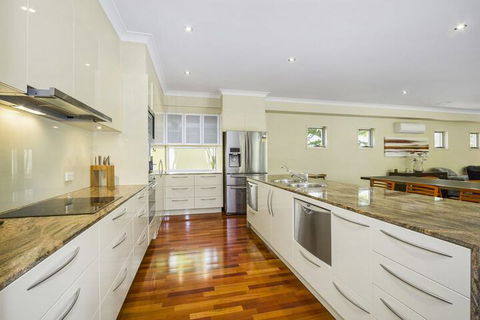 ANGOURIE HOUSE SALT VILLAGE - Accommodation Bookings 2