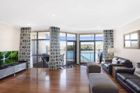 Absolute Creek Front Villa - Accommodation Bookings 0