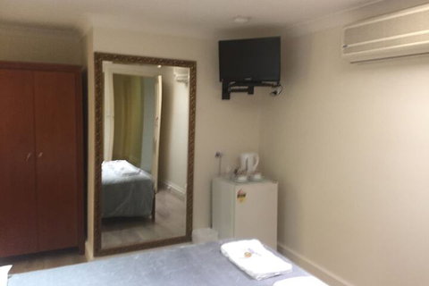 Aussie Hotel - Accommodation Bookings 6