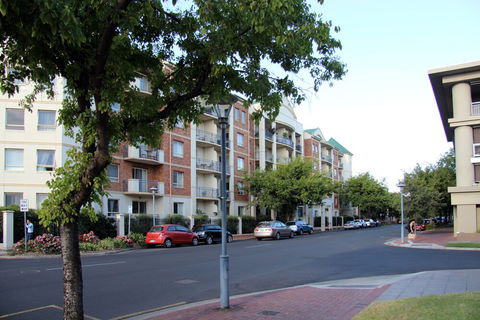 Adelaide City Apartment - 3BR, 2Bath & Carpark - Accommodation Bookings 1
