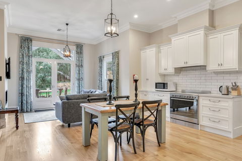 Grandview Accommodation - The Elm Tree Apartments - Accommodation Bookings 4