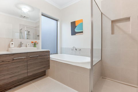 Lakeside Retreat & Business - Accommodation Bookings 6