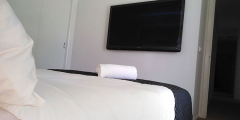 Lakeside Retreat & Business - Accommodation Bookings 5