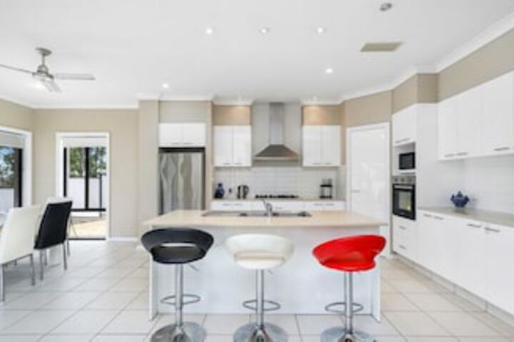 Molendinar QLD Accommodation Bookings