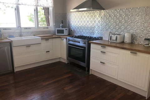 Barefoot Beach Cottage - Accommodation Bookings 6