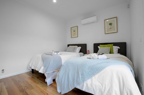 AUJOY 3 Bed Townhouse Burwood 1 - Accommodation Bookings 6