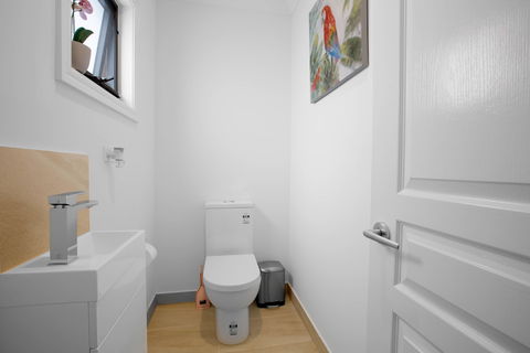 AUJOY 3 Bed Townhouse Burwood 1 - Accommodation Bookings 4