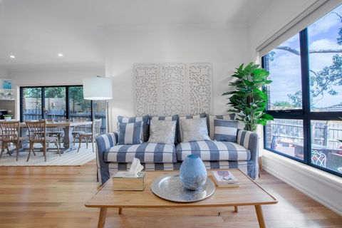 AUJOY 3 Bed Townhouse Burwood 1 - Accommodation Bookings 5