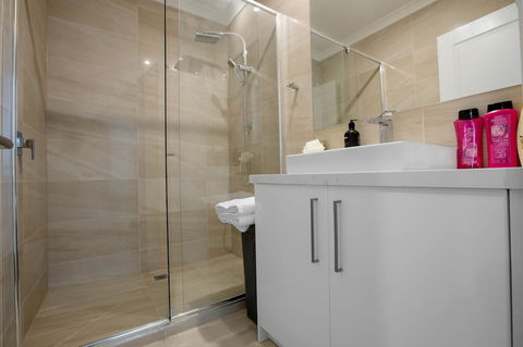 AUJOY 3 Bed Townhouse Burwood 1 - Accommodation Bookings 2