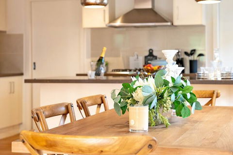 AUJOY 4 Bed Townhouse Glen Waverley - Accommodation Bookings 4