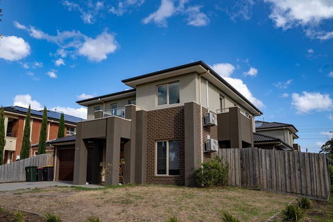 AUJOY 4 Bed Townhouse Glen Waverley - Accommodation Bookings 1