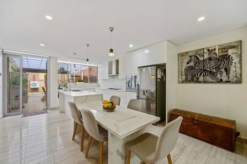 Luxurious New House Hidden Near Central CBD - Accommodation Bookings 3