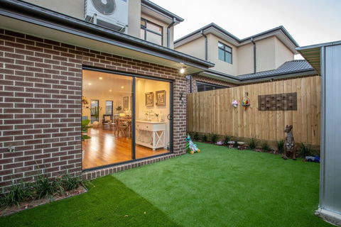 AUJOY 3 Bed Townhouse Burwood 3 - Accommodation Bookings 6