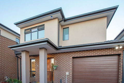 AUJOY 3 Bed Townhouse Burwood 3 - Accommodation Bookings 3