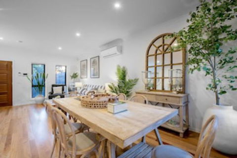 AUJOY 3 Bed Townhouse Burwood 3 - Accommodation Bookings 0