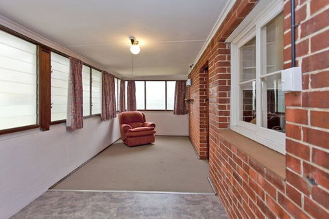 Red Brick Beauty - Central Cottage - Accommodation Bookings 6