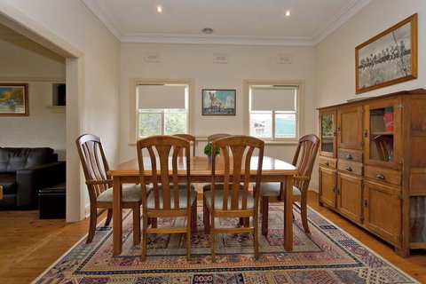 Red Brick Beauty - Central Cottage - Accommodation Bookings 5