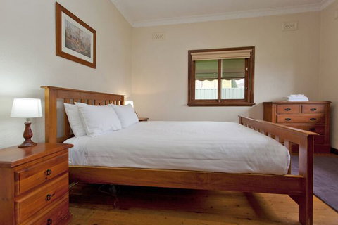 Red Brick Beauty - Central Cottage - Accommodation Bookings 4