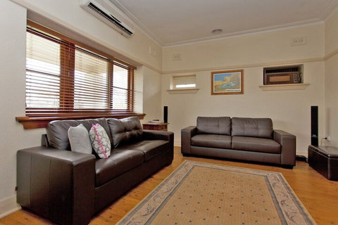 Red Brick Beauty - Central Cottage - Accommodation Bookings 2