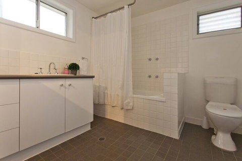 Red Brick Beauty - Central Cottage - Accommodation Bookings 3