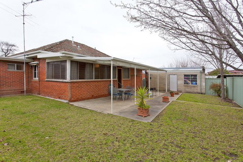 Red Brick Beauty - Central Cottage - Accommodation Bookings 7