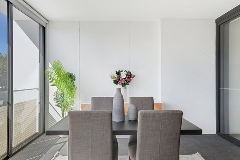HomeHotel Brand New Ultra Luxe Apartment - Accommodation Bookings 3
