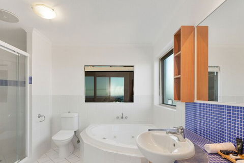 EXCLUSIVE OCEAN VIEW PENTHOUSE On MARINE PARADE - Accommodation Bookings 5