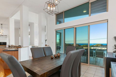 EXCLUSIVE OCEAN VIEW PENTHOUSE On MARINE PARADE - Accommodation Bookings 4