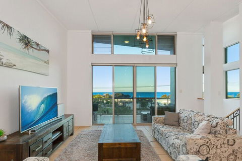 EXCLUSIVE OCEAN VIEW PENTHOUSE On MARINE PARADE - Accommodation Bookings 6