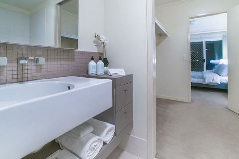 Absolute Riverfront One Bedroom Apartment - Accommodation Bookings 5