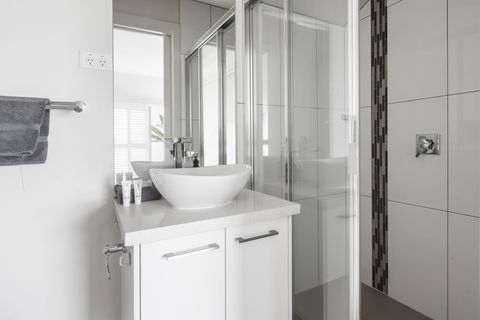 The Jetty Beach Apartment By Ready Set Host - Accommodation Bookings 6