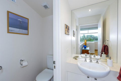 STYLISH HOLIDAY HOME OPPOSITE SURF - Accommodation Bookings 5