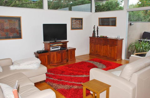 STYLISH HOLIDAY HOME OPPOSITE SURF - Accommodation Bookings 3