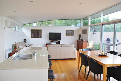 STYLISH HOLIDAY HOME OPPOSITE SURF - Accommodation Bookings 6
