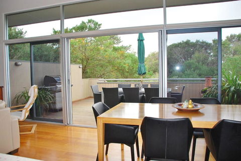 STYLISH HOLIDAY HOME OPPOSITE SURF - Accommodation Bookings 4