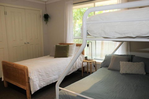 FRANGIPANI BEACH HOUSE PET FRIENDLY 22 Belbourie Cres Boomerang Beach - Accommodation Bookings 1