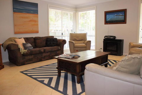FRANGIPANI BEACH HOUSE PET FRIENDLY 22 Belbourie Cres Boomerang Beach - Accommodation Bookings 4
