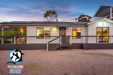 Almost New + Sea & Lake Views - Accommodation Bookings 5