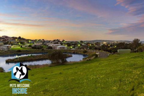 Almost New + Sea & Lake Views - Accommodation Bookings 3