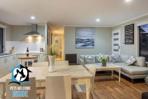 Almost New + Sea & Lake Views - Accommodation Bookings 0