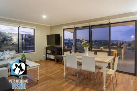 Almost New + Sea & Lake Views - Accommodation Bookings 1