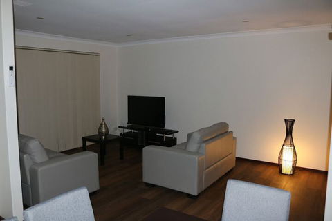 Cozy Stay At Kearsley - Accommodation Bookings 3